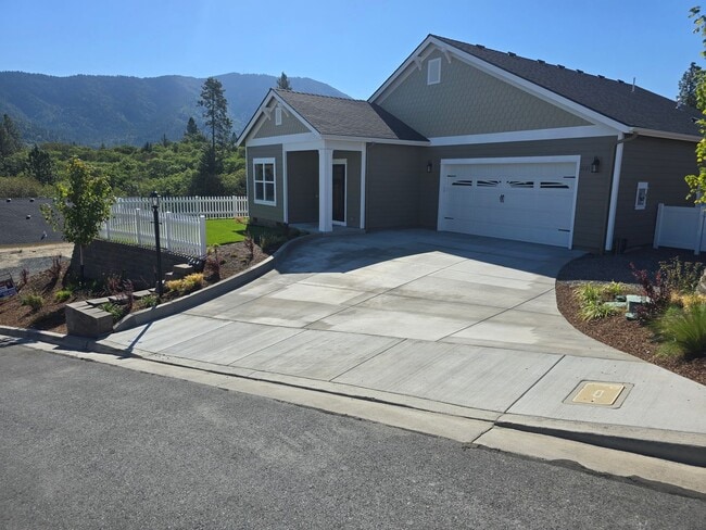 Building Photo - 3 bed 3 bath Brand-New Custom-Built home f...