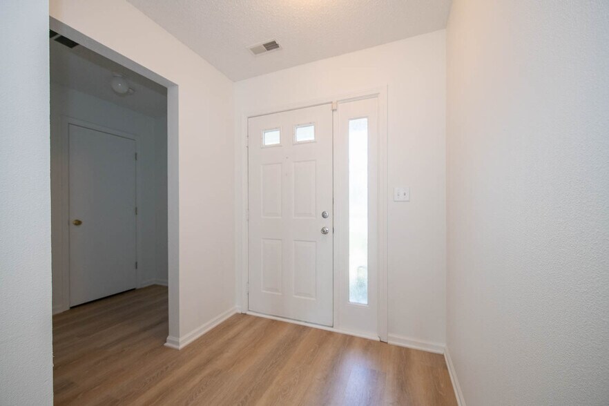 Building Photo - 9661 Trail Dr