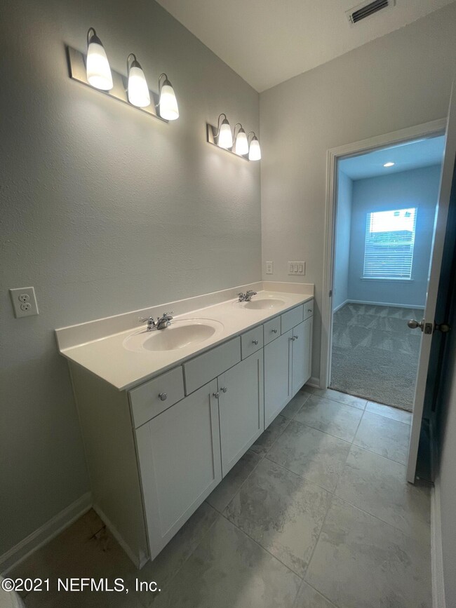 Building Photo - 34 Pinebury Ln