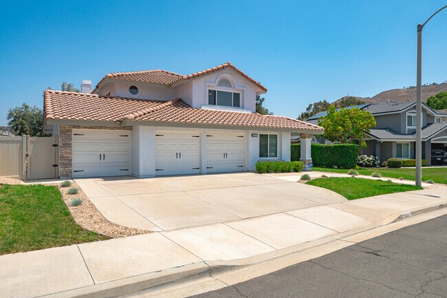 Building Photo - Luxe Spacious Home Near Parks Fully Equipped