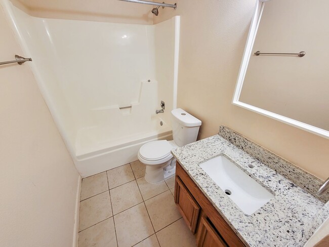 Building Photo - RECENTLY RENOVATED 3 BEDROOM 2 BATH LEASE ...