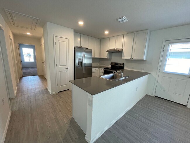 Building Photo - Like-New | 3 bed/2 bath | 1-story | No Carpet | Wonderful Amenities |On Golf Course in Mission De...