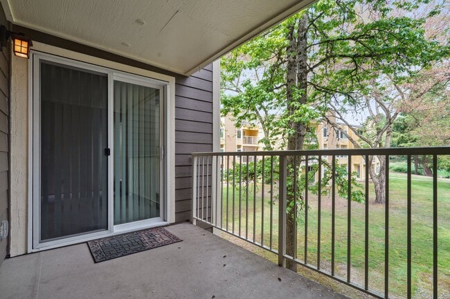 Building Photo - 7338 W Lake Sammamish Pky NE