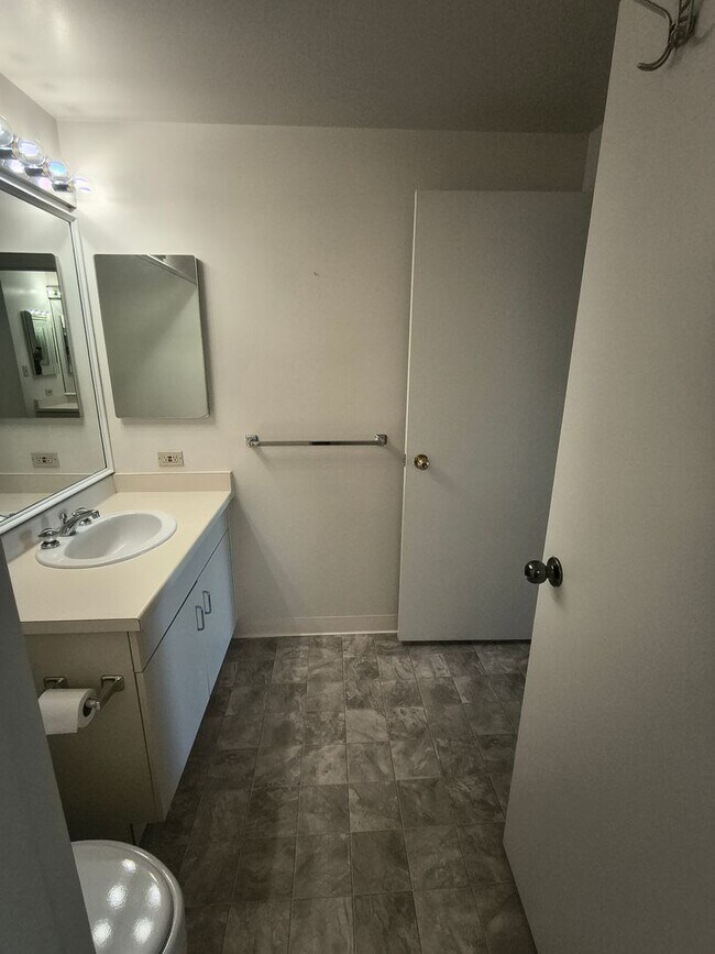 Building Photo - 1BD/1BATH Condo Available in Pacific Park Plaza