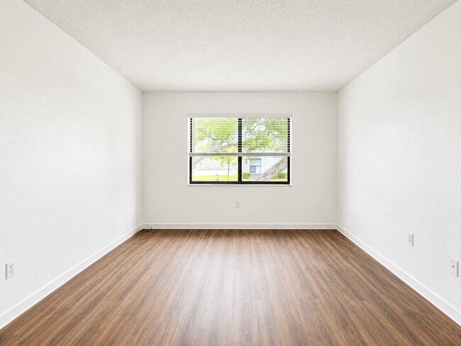 Building Photo - Updated 2-Bedroom Condo with Screened Lanai with water included.