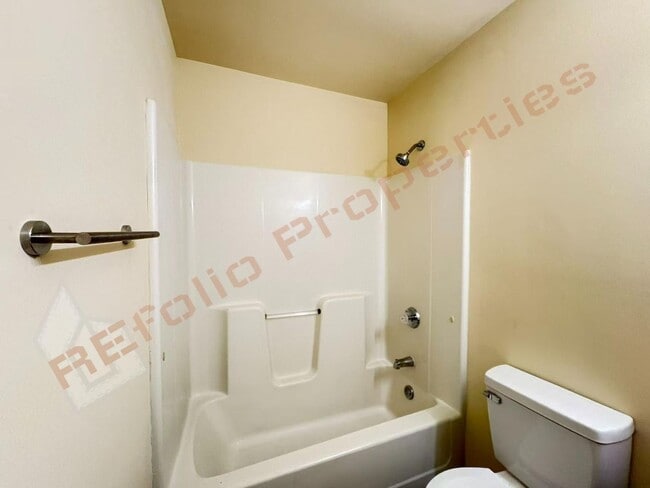 Building Photo - 703 Larchwood Dr