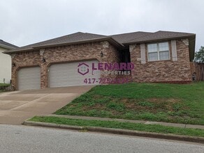 Building Photo - Spacious 3 Bedroom Home Ready for Move In!