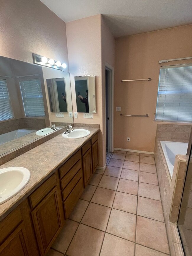 Building Photo - Beautiful 3 Bedroom/2.5 Bathroom Home Loca...