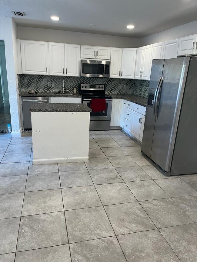 Building Photo - 1625 NW 9th Ave