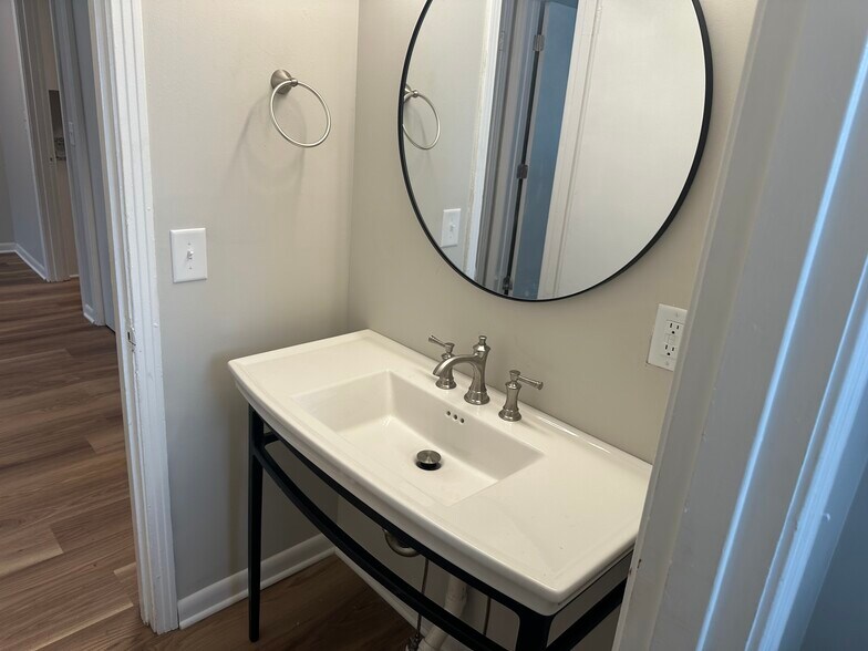 Newly renovated bathroom - 611 Pennsylvania Anx