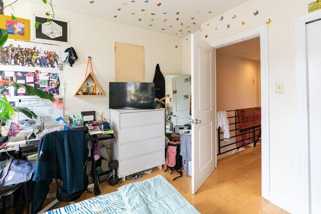 Building Photo - Two Bedroom Point Breeze Townhouse