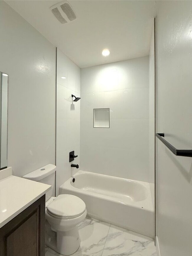 Building Photo - 4 bed, 2.5 bath duplex w/2 car garage