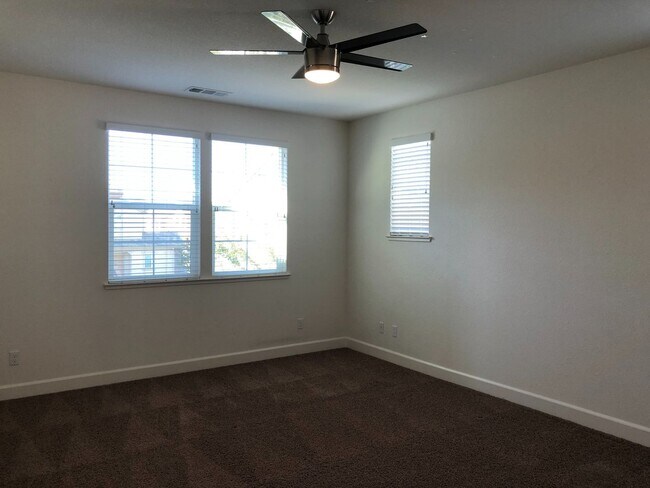 Building Photo - Beautiful 4 Bed 3 Bath Near Iron Point with Solar!