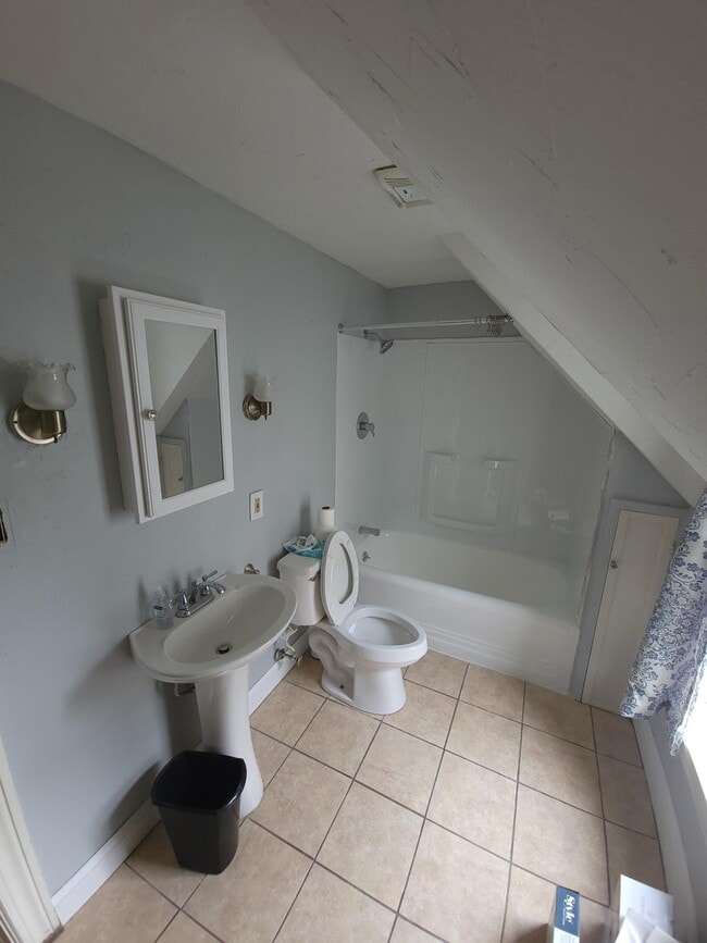 Building Photo - 721 Belmont St