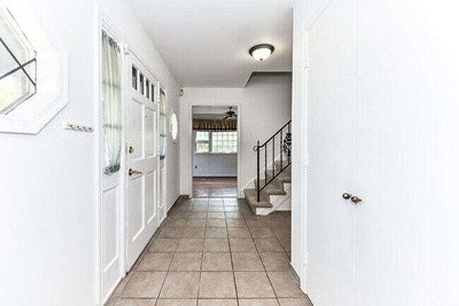 Building Photo - Spacious 4 Bed 2/2 Bath Home with Park-Lik...