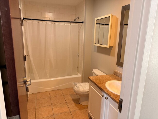 Building Photo - 210 Farmington Ave