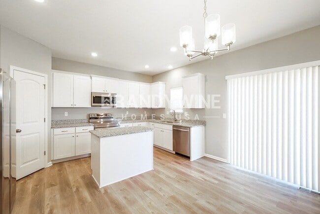 Building Photo - COMING SOON! 5BED 3BATH