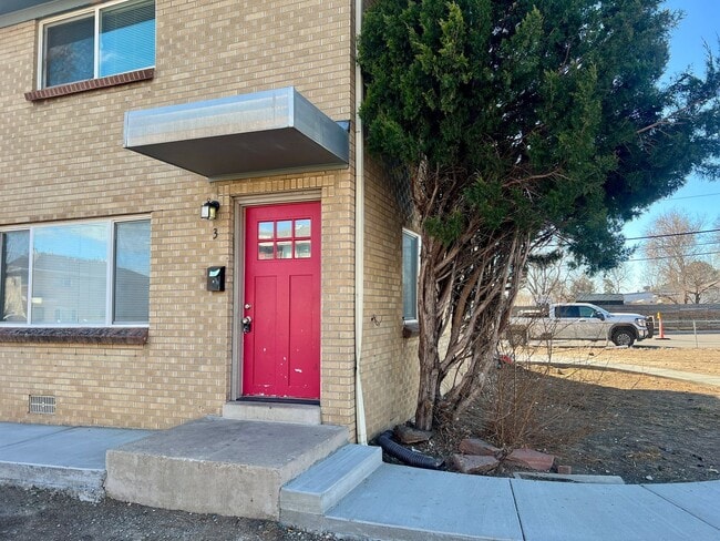 Building Photo - Spacious 2-bedroom 1.5 bath unit available in Westminster