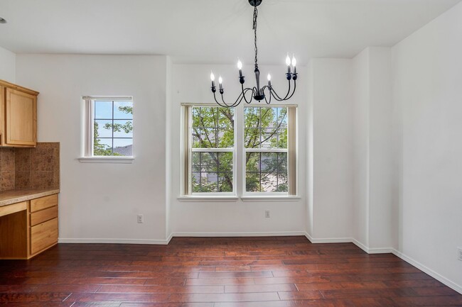 Building Photo - 3 bed, 3.5 bath townhouse in McKenzie Ridg...