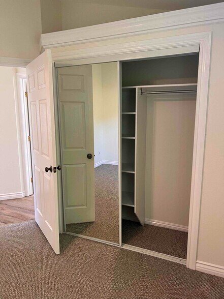 Building Photo - 139 Roslyn Dr