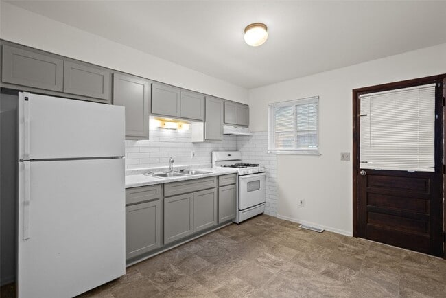 Building Photo - 3557 High Dr