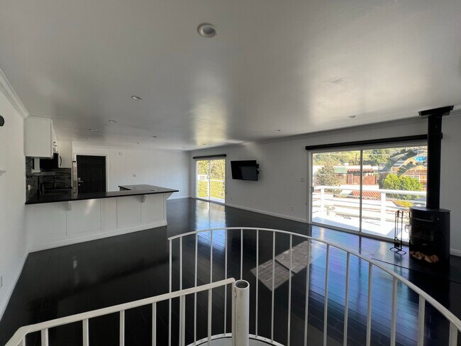 Building Photo - 6121 Glen Holly St