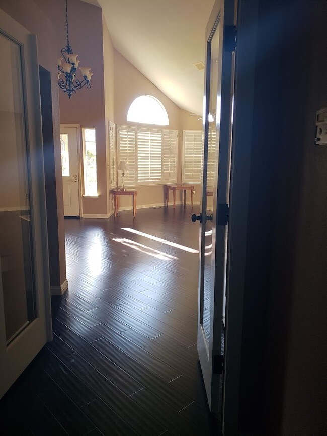 Building Photo - 2431 Pinehurst Ct
