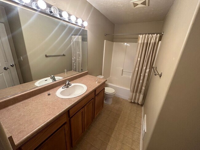 Building Photo - Unique 36th Ave Duplex - 2 Bed, 2 Bath on South Hill!