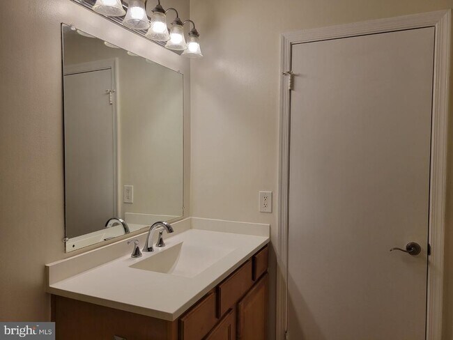 Building Photo - 3178 Summit Square Dr