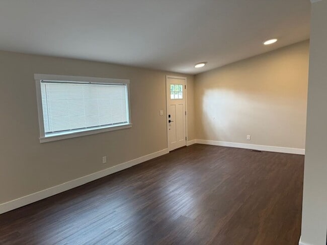 Building Photo - 3 Bedroom 2 bathroom House!