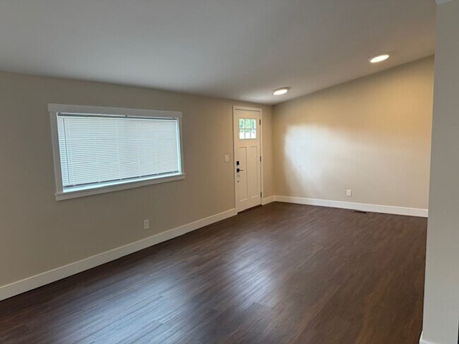 Building Photo - 3 Bedroom 2 bathroom House! Move in Special!