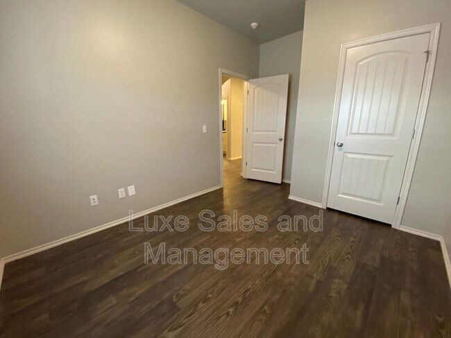 Building Photo - 2225 Mill Creek Way