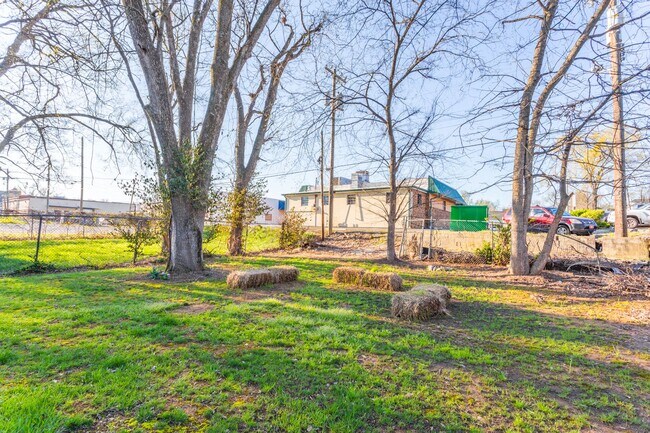 Building Photo - Downtown 3 bedroom Cottage