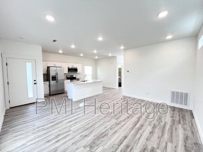 Building Photo - 841 Reading RR Ln