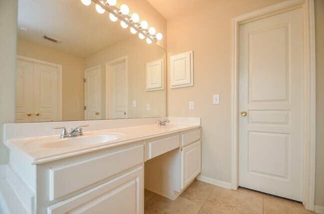 Building Photo - 102 N Holly Laurel Cir