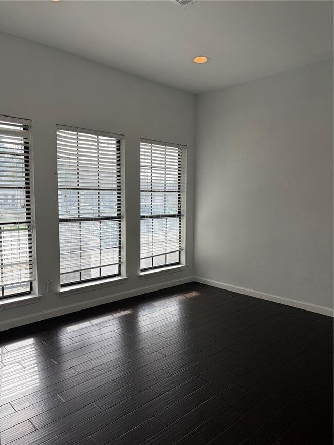 Building Photo - 3101 Birch Dr