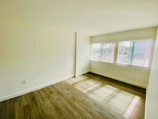 Building Photo - El Buho