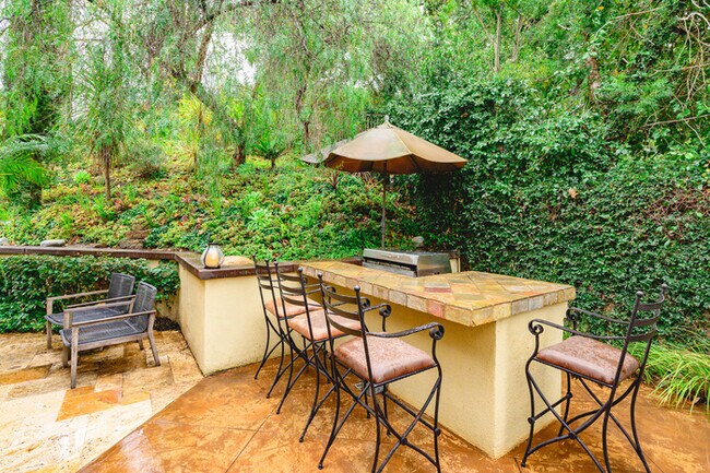 Building Photo - Elegant 5BR Furnished Estate with Pool & G...