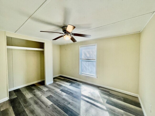 Building Photo - Recently Renovated 2 Bedroom / 2 bathroom ...