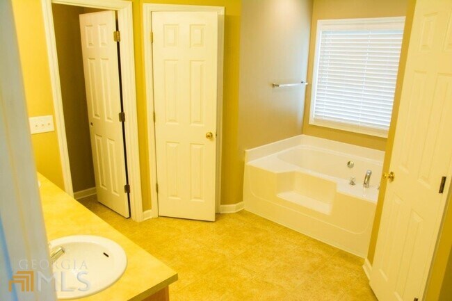 Building Photo - 8037 Creekland Dr