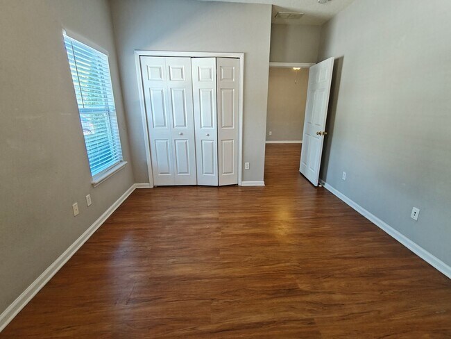 Building Photo - Cozy 2 Bedroom Condo on Ground Floor