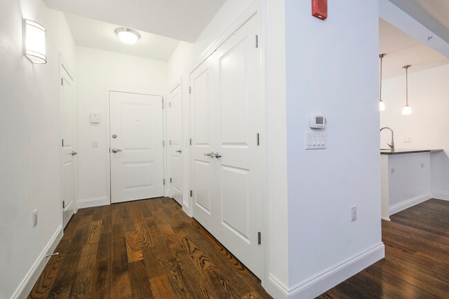 Building Photo - 10 Byron Pl