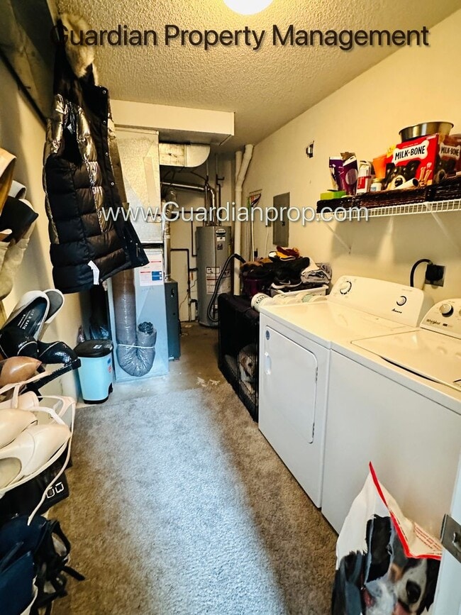 Building Photo - Minnetonka Town Home, Balcony, Washer/Dryer, Dishwasher, Available June