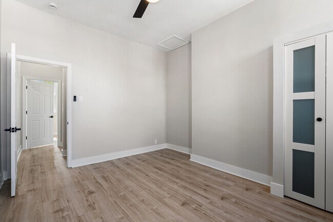 Building Photo - Freshly Renovated 2 Bedroom in Bloomfield available NOW!