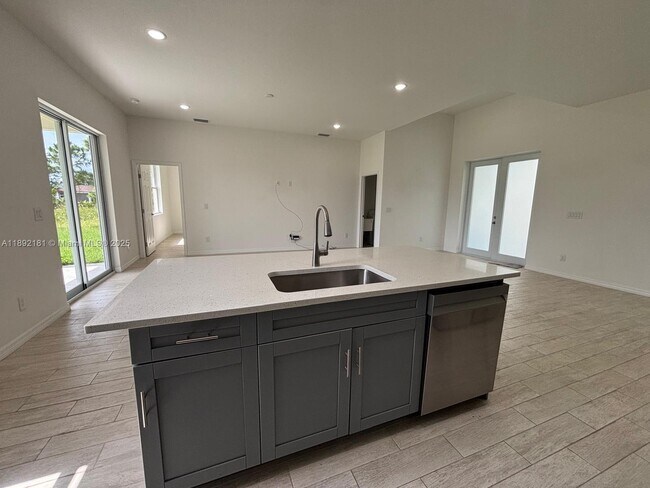 Building Photo - 1018 Maddock St E