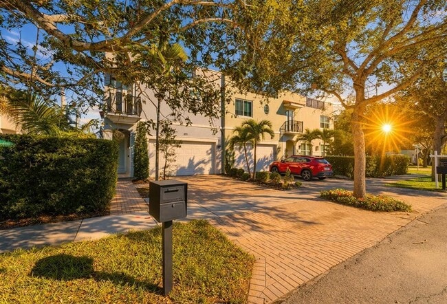 Building Photo - 2515 NE 18th St