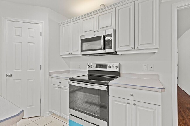 Building Photo - Updated Home in Raintree Estates!