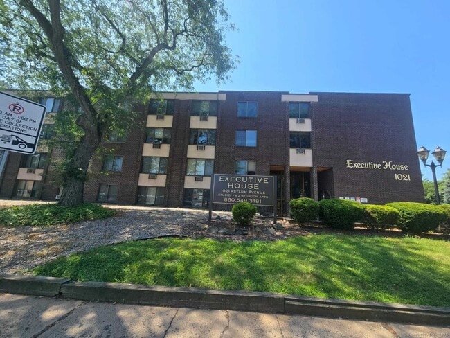 Primary Photo - 1021 Asylum Ave