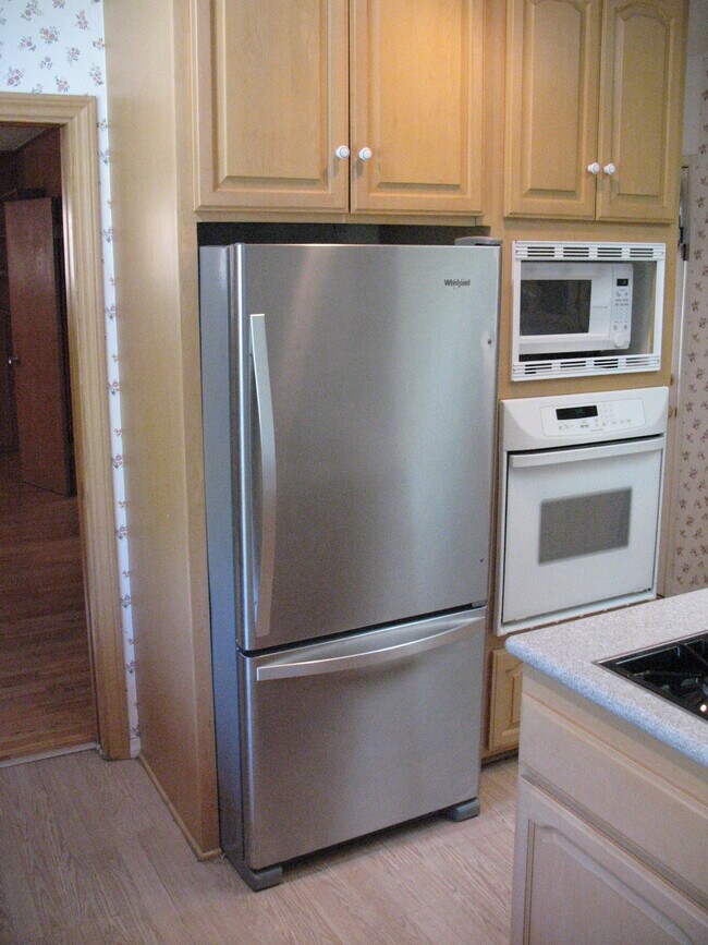 Brand New Whirlpool Top-Notch Refrigerator - 3121 W Wyoming Ave