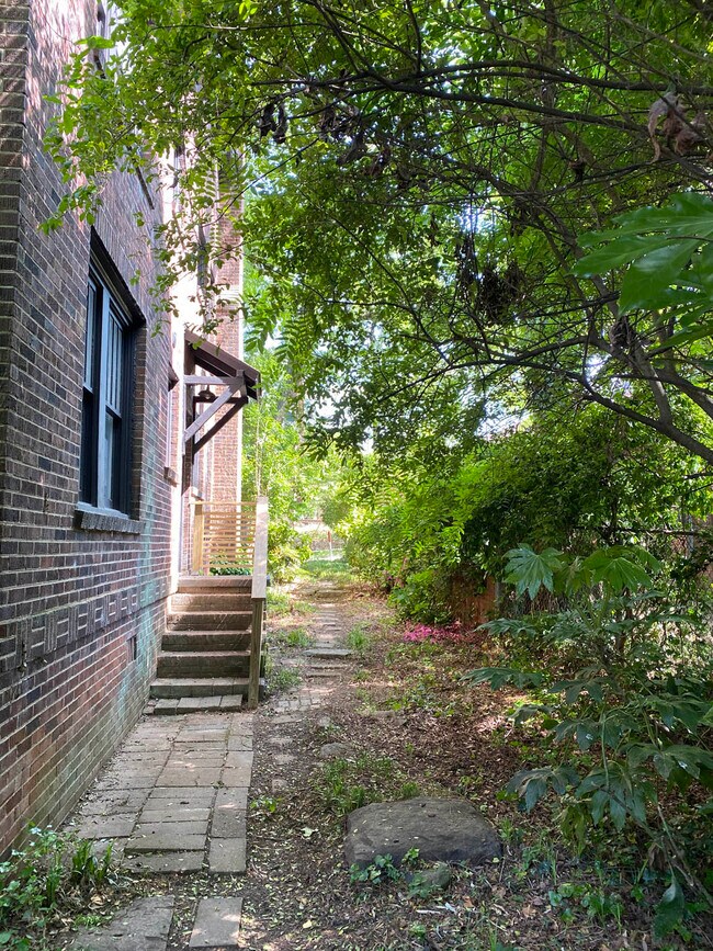 Building Photo - The Oaks Apartments
